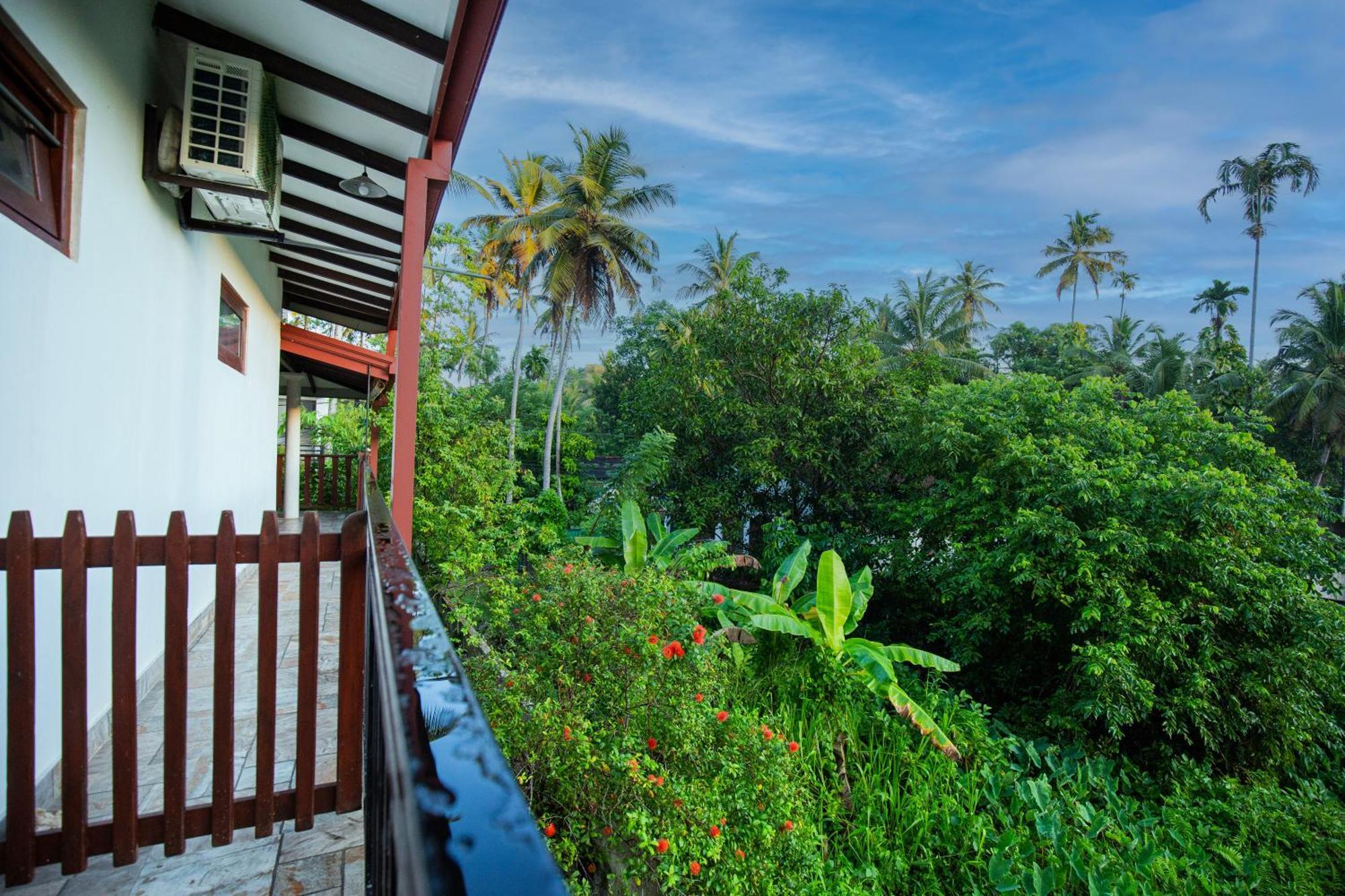 Turtle Lamp Hotel Unawatuna Exterior photo