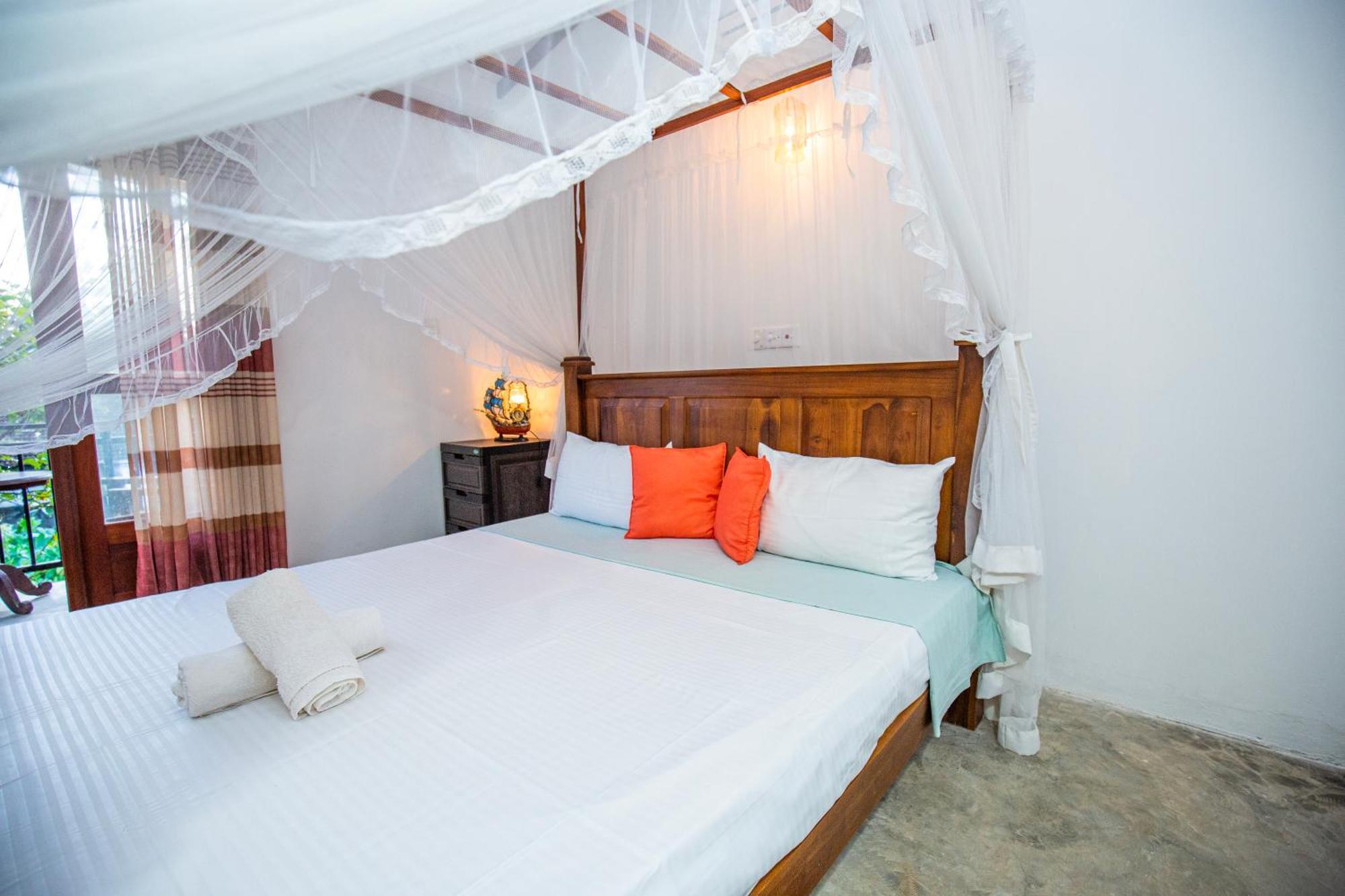 Turtle Lamp Hotel Unawatuna Exterior photo