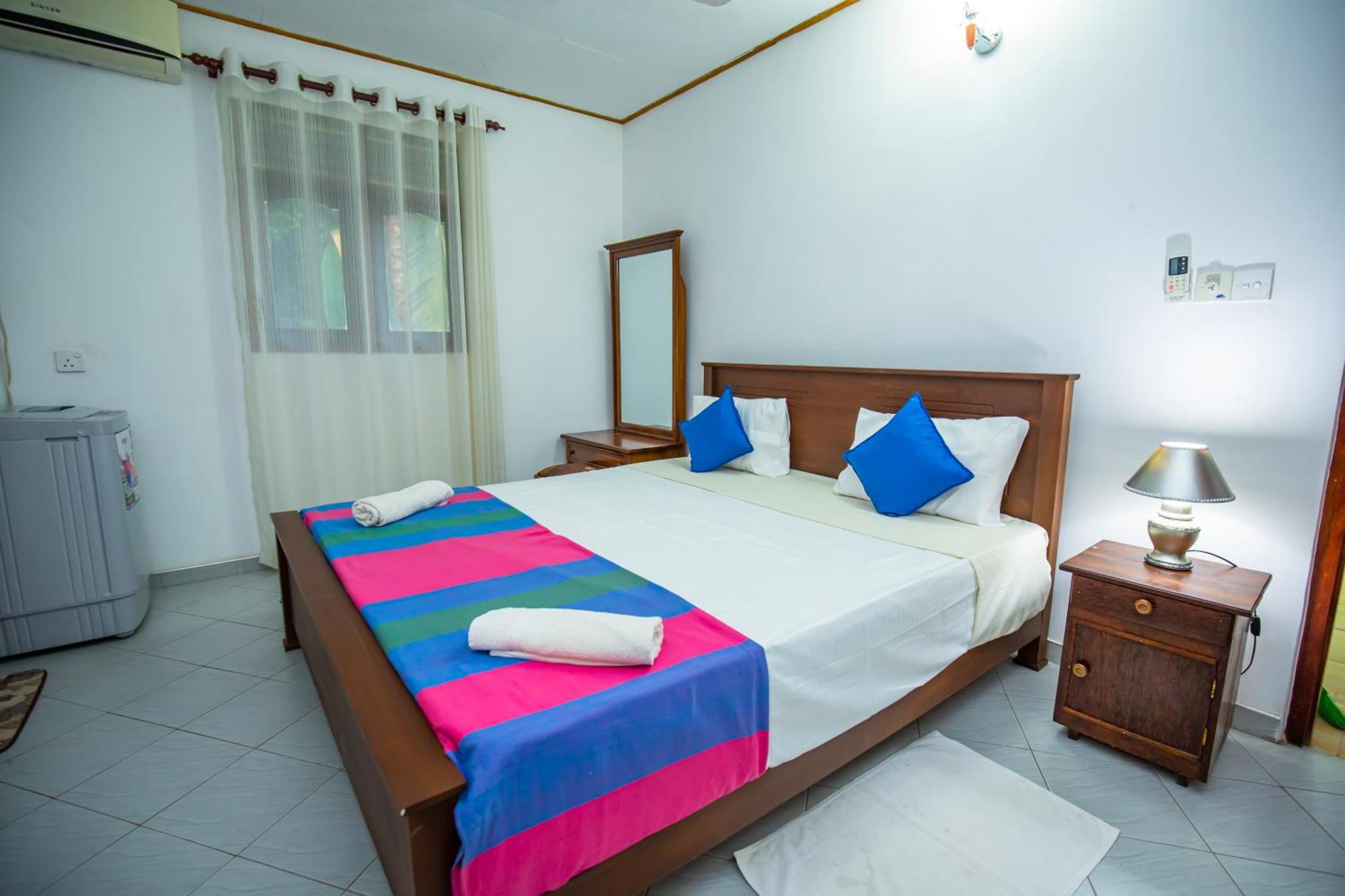 Turtle Lamp Hotel Unawatuna Room photo